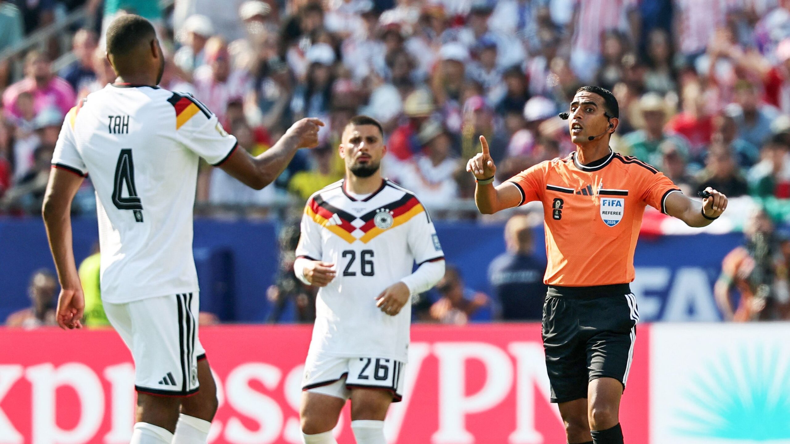 Management-Moment: Wie Sie besser entscheiden als Fifa-Schiedsrichter